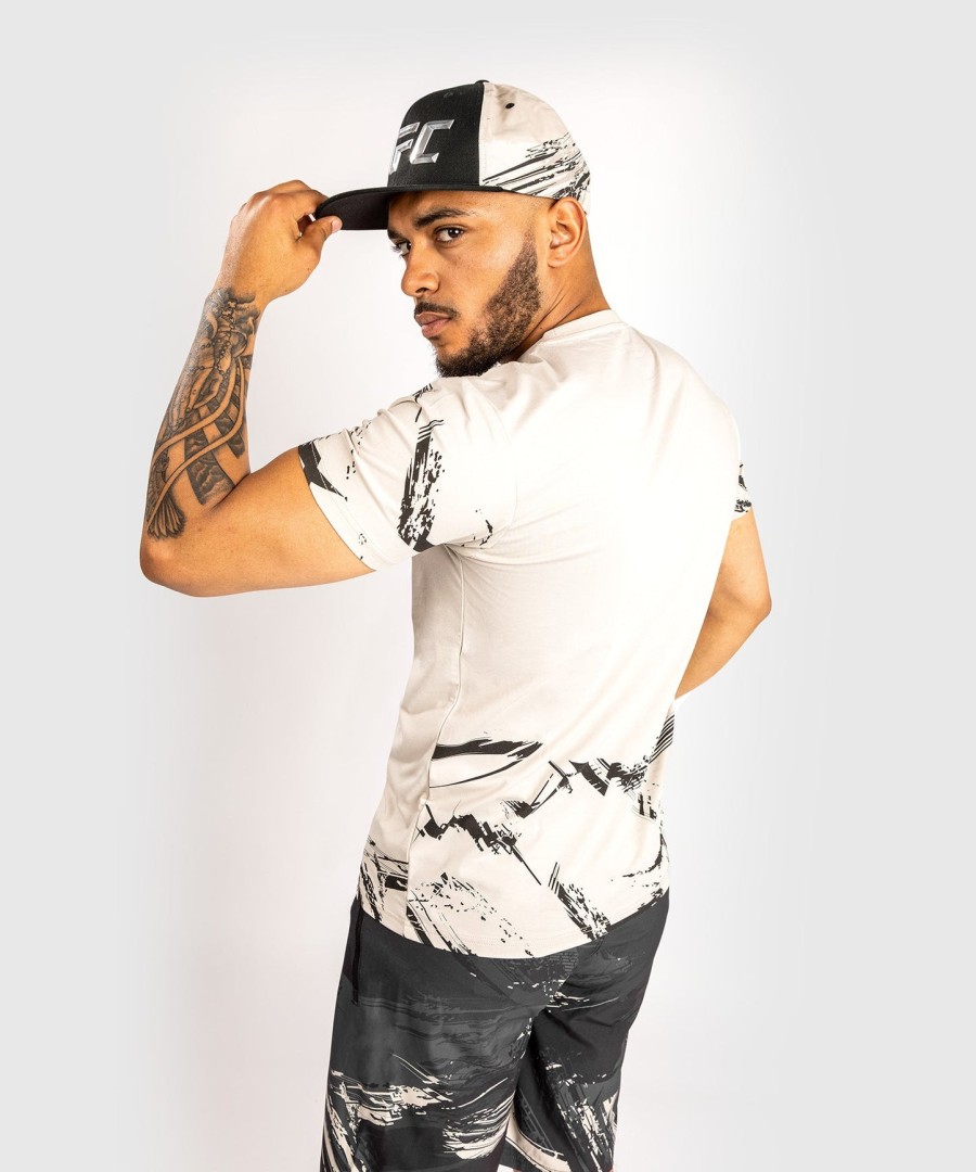 ufc venum authentic fight week men 2.0 short sleeve t-shirt - sand